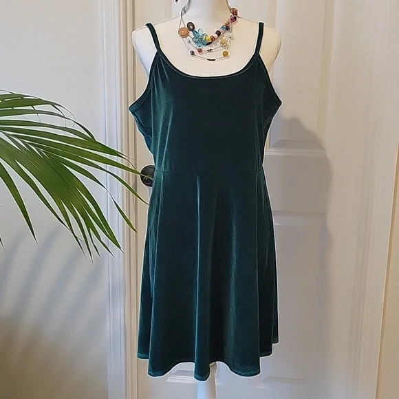 green emerald velvet dress Green Velvet Dress main image 1